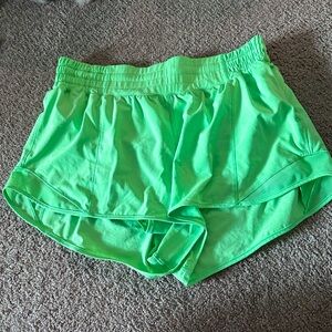 Lululemon Hotty Hot Hi-Rise 2.5” inseam Shorts in Scream Green Light size 10